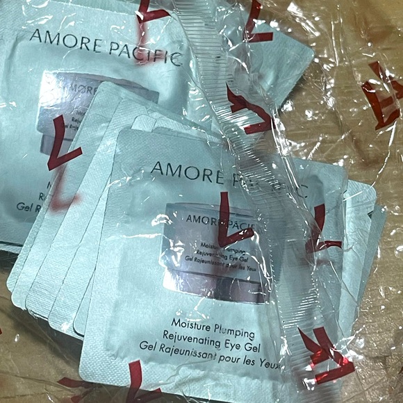 AMOREPACIFIC Moisture Plumping Rejuvenating Eye Gel 24 pieces samples. Exp 2026 - Picture 1 of 3